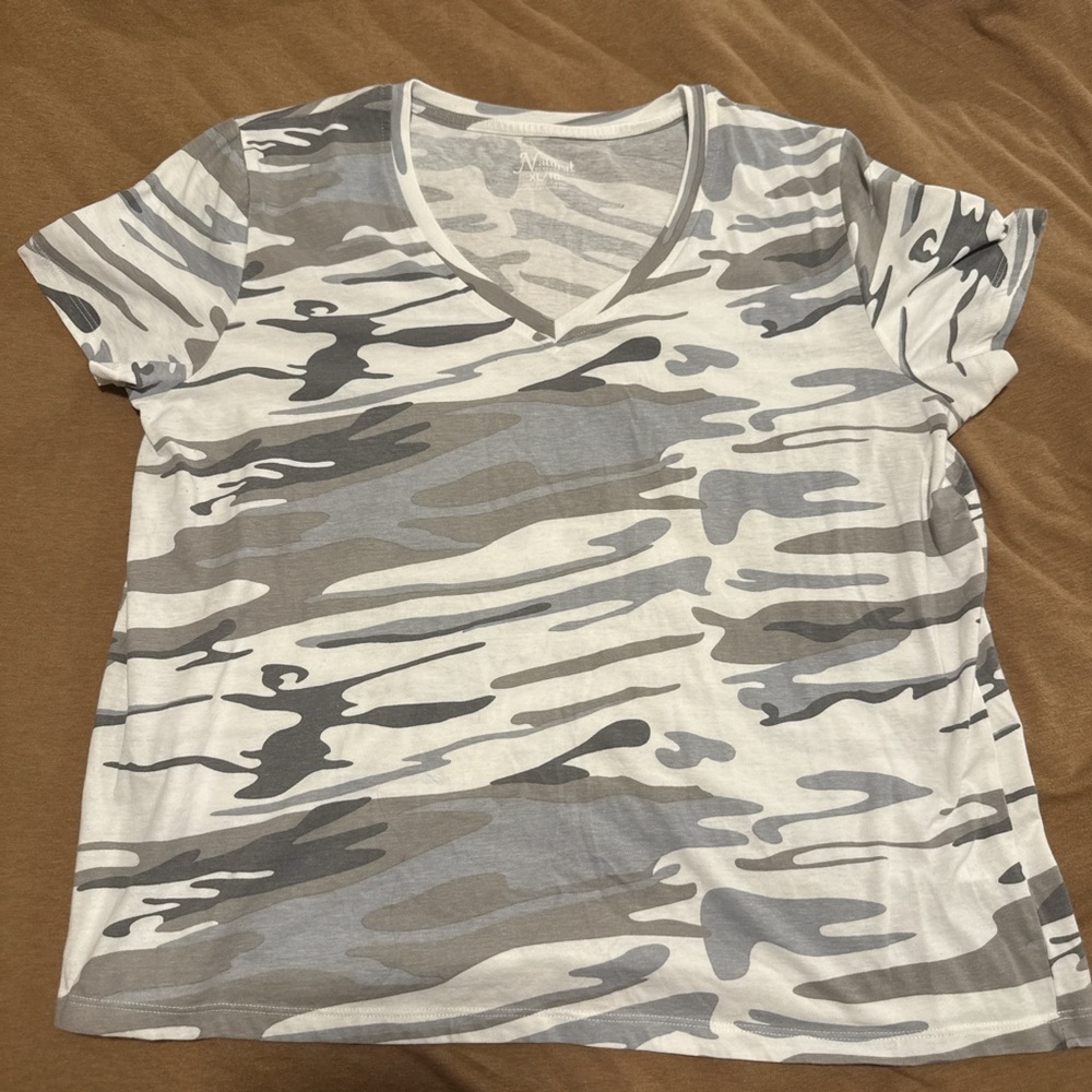Natural Reflections Gray and White Camo Short Sleeve Tee